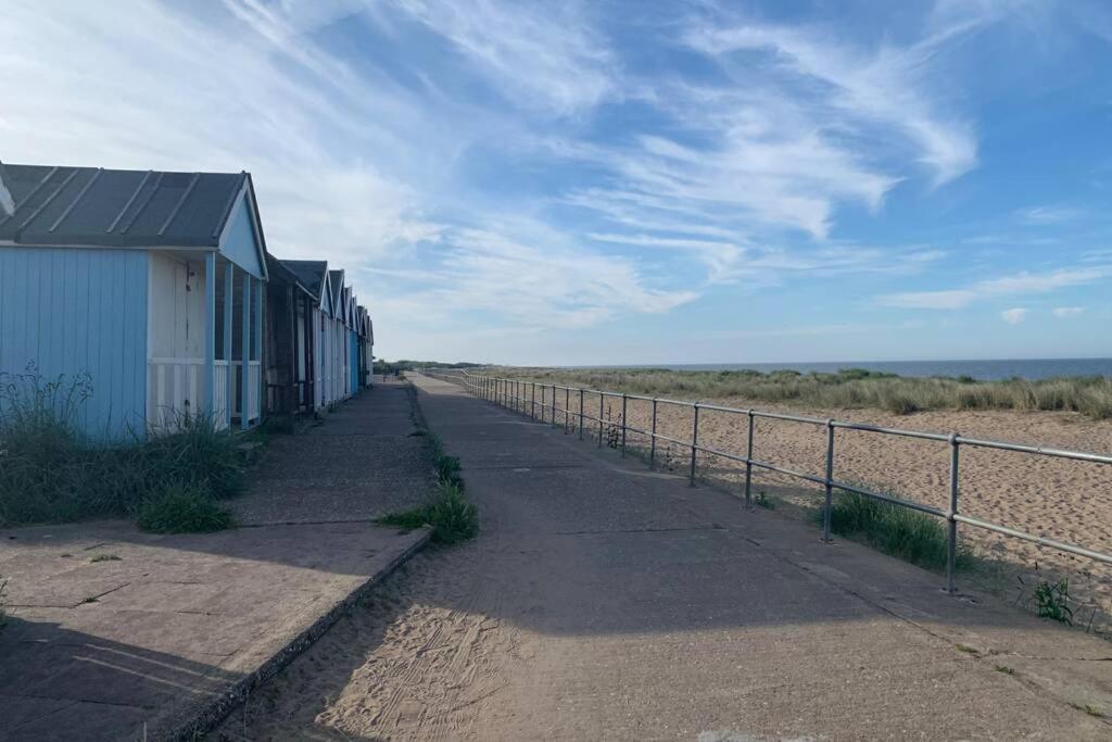 Shore Lodge. 4 Bed Bungalow Only Mtrs From The Beach. Sleeps 8 Sutton-on-Sea Esterno foto