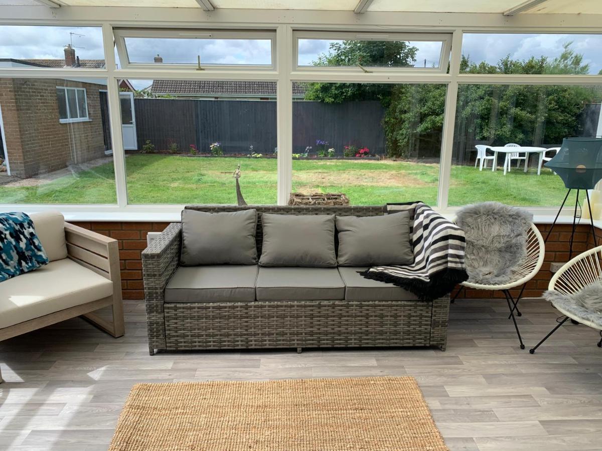 Shore Lodge. 4 Bed Bungalow Only Mtrs From The Beach. Sleeps 8 Sutton-on-Sea Esterno foto